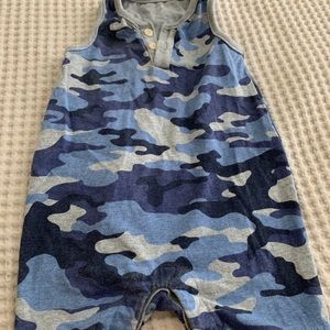 Gap infant boys camouflage onsie